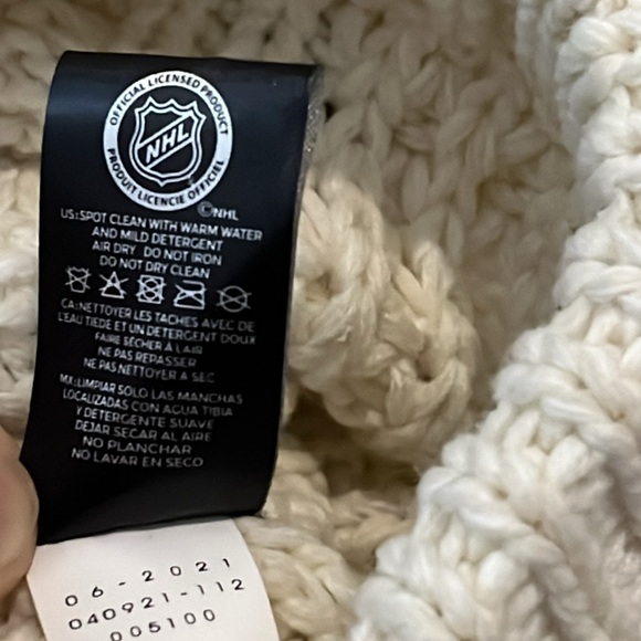 NWT Boston Bruins women’s knit pom pom hat - Picture 6 of 7